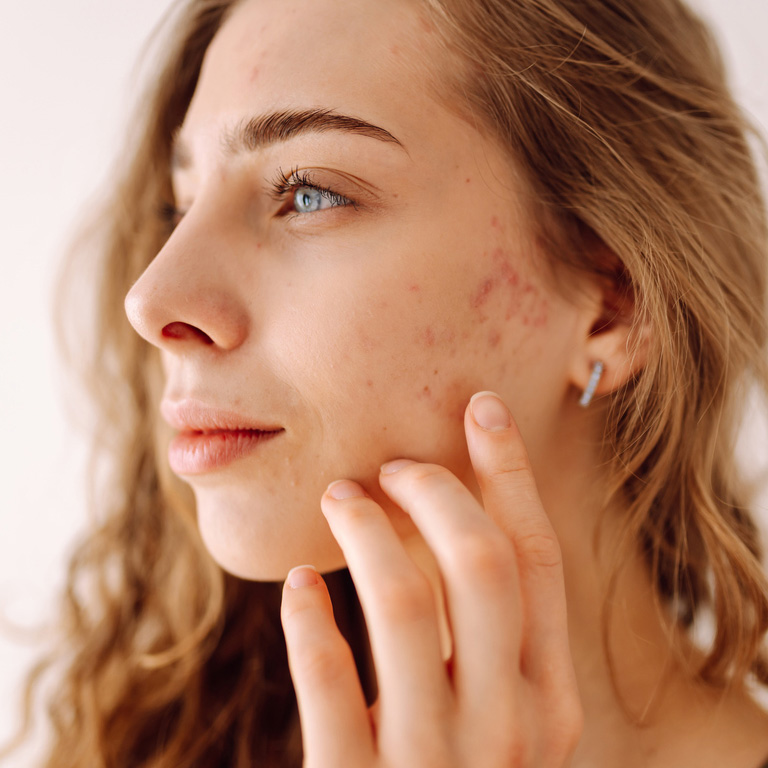 a close up of a woman
